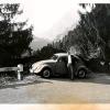 Vor großer Kulisse zeigt sich Benno Meir aus Königsbrunn mit seinem olivgrünen VW Käfer, Baujahr 1960, auf diesem Foto. Die Sitze des Autos waren zum Verstellen mit Flügelmuttern am Bodenblech festgeschraubt. Und Meir erinnert sich: „Mit dem Auto ging es auch auf Hochzeitsreise nach Italien.“