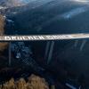 Wegen Einsturzgefahr gesperrt, derzeit Träger der Friedensbotschaft: "Lasst uns Brücken bauen" steht auf der gesperrten Rahmedetal-Brücke der A45 bei Lüdenscheid.