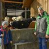 Landwirt Andreas Hager mit Tochter Anna vor seinem Stall. Durch eine Peta-Anzeige gegen einen Bauernhof im Kreis Landsberg fühlt auch er sich angegriffen. 