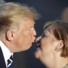 Donald Trump küsst Angela Merkel zur Begrüßung beim gemeinsamen "Familienfoto" im Rahmen des G7-Gipfels. Ihr Verhältnis bleibt dennoch angespannt.