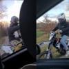 Wer kann Angaben zu den beiden Motorradfahrern machen, die am Mittwoch, 18. Januar in Wilzhofen einen Autofahrer angegriffen haben?