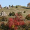 Wachholderheiden und Trockenrasenhänge, Felsformationen und Bäume im bunten Blätterkleid bietet das Kesseltal im Herbst. Im Bild der Fuchsberg bei Obermagerbein. 
