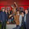 Die Gerd-Müller-Statue in Nördlingen wurde am Donnerstagabend enthüllt.