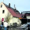 Komplett ausgebrannt ist der Dachstuhl eines Wohnhauses in der Donauwörther Straße. Foto: Andreas Pfeffer