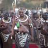 König Mswati III. – hier bei einer Tanz-Zeremonie – lebt im Luxus. Seinem Volk geht es weitaus schlechter. Die durchschnittliche Lebenserwartung liegt nur bei 56 Jahren.