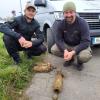 Mission in Neuburg erfolgreich beendet: Sebastian Braun (rechts) und Josef Semegi vom Sprengkommando München präsentieren die drei entschärften Sprengsätze. 