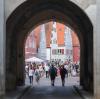 Was gab es da auf dem Altstadtflohmarkt in Nördlingen am Samstag nicht alles zu entdecken: Spielsachen, Kleider, Schuhe, Schmuck, Kunstgegenstände oder Körbe. Gerade am Vormittag war der Flohmarkt sehr gut besucht, die Besucherinnen und Besucher bummelten durch die Straßen. Unser Fotograf Josef Heckl war mit seiner Kamera unterwegs und hat einige Impressionen eingefangen.