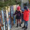 Die Kindergartenkinder Lina, Marina und Paul finden Gefallen an den Stationen des Witzighausener Weihnachtswegs (links). Rechts unten ist die Krippe der Familie Haag aus Weißenhorn zu sehen. 	