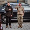 Der ukrainische Präsident Wolodymyr Selenskyj (l) und General Christopher Cavoli, Befehlshaber des U.S. European Command, in der Clay-Kaserne in Wiesbaden-Erbenheim.