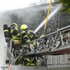 Dramatischer Großeinsatz am Montagmorgen beim Flüchtlingsheim im Günzburger Stadtteil Reisensburg: Mehrere Menschen waren durch die Flammen eingeschlossen und mussten befreit werden.  	