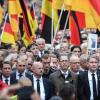 Die AfD-Politiker Uwe Junge sowie Andreas Kalbitz und Björn Höcke vom "Flügel" marschierten 2018 in Chemnitz Seite an Seite - auch mit dem ausländerfeindlichen Bündnis Pegida.