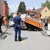 Zwei Autos der Stadtwerke sind nach einem Wasserrohrbruch in die Straße eingebrochen - ein Kleintransporter sowie ein Unimog, der eigentlich den verunglückten Transporter rausziehen sollte. 