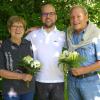 Für die beiden frisch gekürten Bayerischen Meister des SV Burlafingen, Heidi Barth und Rudi Botzenhardt, gab es vom glücklichen zweiten Vorsitzenden des Vereins, Alexander Riesenegger (Mitte), Blumen. 