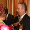 Botschafterin Marie Odile Bonkoungou-Balima heftete dem Genderkinger Josef Keller in Berlin den Verdienstorden von Burkina Faso ans Revers. 