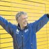 SCI-Trainer Klaus Hornung lässt seiner Freude über den ersten Derby-Sieg seit langem freien Lauf.