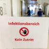 Wenn sie nicht akzeptieren, dass durch sie eine Gefahr für andere ausgeht und sich der Isolation widersetzen, können Corona-Patienten in Kliniken oder Heimen auch eingeschlossen werden.