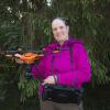 Drohnenpilotin und MZ-Autorin Kathrin Elsner mit ihrer Kitzrettungs-Drohne mit Wärmebildkamera in Bad Wörishofen. 