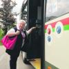 Sigrid Brönner ist gut zu Fuß, doch auch die 68-Jährige empfindet den Einstieg in den Bus an der Haltestelle Klinikum Süd als anstrengend. Ein Umbau ist aber in absehbarer Zeit nicht geplant. Foto: Ruth Plössel
