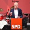 Hamburgs Erster Bürgermeister Peter Tschentscher (SPD) spricht bei einer Wahlkampfveranstaltung in Bremen.