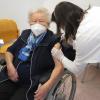 Premiere im Krumbacher Impfzentrum: Die 92-jährige Adelheid Wojcik aus Thannhausen erhielt am Mittwoch die Corona-Schutzimpfung.  	
