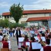80 Besucher auf dem Gelände des Königsbrunner Mercateums und weitere Zaungäste erfreuten sich an der Musik zum Auftakt der „Sommerklänge im Lesepark“.