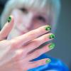 Grün angemalte Fingernägel, oft mit Mustern verziert, sind der Trend des Sommers. Öko-Test hat 25 Nagellacke untersucht. Das Ergebnis: Oft sind die Produkte nicht empfehlenswert.