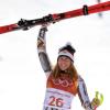 Snowboard-Star Ester Ledecka aus Tschechien hat sensationell die olympische Goldmedaille im alpinen Super-G gewonnen.