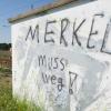 "Merkel muss weg!"-Schriftzug auf einem Bahn-Gebäude bei Bergen auf der Insel Rügen. Die Insel Rügen gehört zum Bundestagswahlkreis von Angela Merkel (CDU).