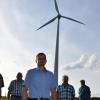 Die 65 Gesellschafter der Erneuerbare Energien Wittesheim – hier ein Teil davon – sind stolz auf ihr Windrad bei Wittesheim und würden es gerne weiter betreiben.