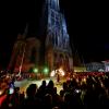 Die Kulturnacht in Ulm und Neu-Ulm: Ein Fest der Lichter, Farben und Kläne. Wie hier die "AGNIKAI LED- und Feuershow"  auf dem Ulmer Münsterplatz