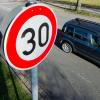 Die Initiative fordert den Bund dazu auf, die Voraussetzungen dafür zu schaffen, dass Kommunen innerorts an bestimmten Stellen Tempo 30 als Höchstgeschwindigkeit anordnen können. 