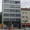 Die Sanierung der VR-Bank-Filiale in der Marienstraße in Neu-Ulm hat sich erheblich verzögert, sie soll nun aber vorangetrieben werden.  	