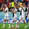 Niclas Füllkrug, Jonas Hofmann und Thomas Müller applaudieren den Fans nach dem Spiel gegen Spanien.