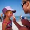 Ein Klecks Sonnencreme ist nicht genug: Besonders am Strand reflektiert das Licht. Deshalb sollten Eltern den Sonnenschutz dick und mehrfach auftragen.