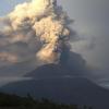 Weil Vulkan Mount Agung auf Bali immer noch  Rauch und Asche spuckt, bleibt der Flughafen bei Denpasar mindestens bis Mittwoch geschlossen. Tausende Urlauber hängen fest.