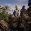 Ukrainische Soldaten sitzen im September an der Frontlinie in der Nähe von Andrijewka in der Region Donezk. (Archivbild)