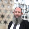 Shneur Trebnik wurde am 30. Dezember 1975 im zentralisraelischen Dorf Kfar Chabad geboren. Seit 19 Jahren wohnt der Familienvater in Ulm und ist Ortsrabbiner.  	