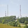 Bei Lutzingen wird ein Antennenträger aufgestellt. Im Bild Sendemasten bei Harburg. 