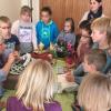 Die Kinder der Grundschule Wettenhausen erfahren, wie ein Kinderbuch entsteht.  	
