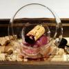 Sieht aus wie ein Korken, ist aber ein Käsekuchen auf Rotweinsorbet - das Dessert im Ristorante Dal Corsaro.