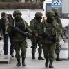 Uniformiert und schwer bewaffnet patrouillieren Männer am Flughafen in Simferopol.