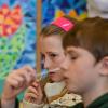 Bislang müssen Schulkinder in Bayern den "Nasenbohrer-Test" im Klassenzimmer machen. Zumindest für die jüngsten Grundschüler könnte es bald Alternativen geben.