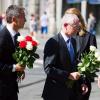 Norwegens Premierminister  Jens Soltenberg (L) und der EU-Ratspräsident Herman van Rumpoy legteen am Donnerstag Blumen an der Kathedrale von Oslo nieder. 