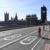 Ein Tag nach den Ausgangsbeschränkungen in London auf der leeren Westminster-Brücke vor dem Parlamentsgebäude in Westminster.