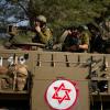 Israelische Soldaten fahren einen gepanzerten Mannschaftstransportwagen (APC) in der Nähe der Grenze zum Gazastreifen im Süden Israels.