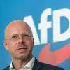 Andreas Kalbitz hat die ostdeutschen Landesverbände der AfD hinter sich. Dabei wollte der Parteivorstand den Rechtsextremisten loswerden. 