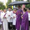 Zahlreiche Priester der Region, Vereine mit Fahnenabordnungen, Vertreter der Kirche und Gemeinde sowie viele Bürger nahmen an der Beisetzung von Prälat Erich Lidel teil.  


