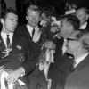 Rückblick: Die damaligen deutschen Fußballnationalspieler Franz Beckenbauer und Helmut Haller wurden im Juli 1966 auf dem Flughafen München-Riem von einer großen Anhängerschar bei der Rückkehr aus England nach der Fußball-WM empfangen.