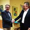 Thomas Ritter (rechts) gratuliert dem neu gewählten Sielenbacher Bürgermeister Heinz Geiling. 	