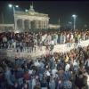 Menschen feiern auf der Berliner Mauer in der Nacht vom 9. November 1989. Für Deutschland war dieses Datum schon sehr oft ein besonderes.